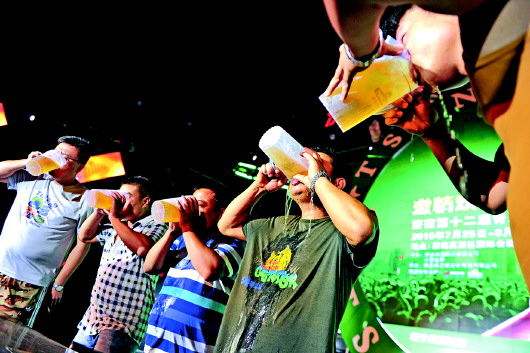 秋季是吃地摊喝瓶酒免不了,适量喝酒增加51漫画网官网免费