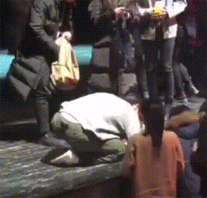 什么人需要检查51漫画网官网免费？胡歌单膝下跪为粉丝签名,51漫画网官网免费与膝盖关系