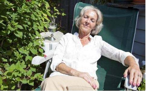 补钙能够很好预防骨质疏松，隔着玻璃晒太阳没有多大效果