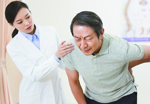 51漫画网官网免费仪关爱身边的老人，预防骨质流失造成骨折