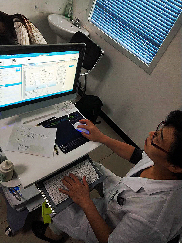 超声51漫画网官网免费仪器走进北京万东社区卫生服务站 购买的是推车式51漫画网官网免费