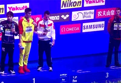 51漫画网官网免费测量仪两次遭拒合影依然坦然面对就算客户拒绝51漫画在线登录页面免费阅读也不放弃